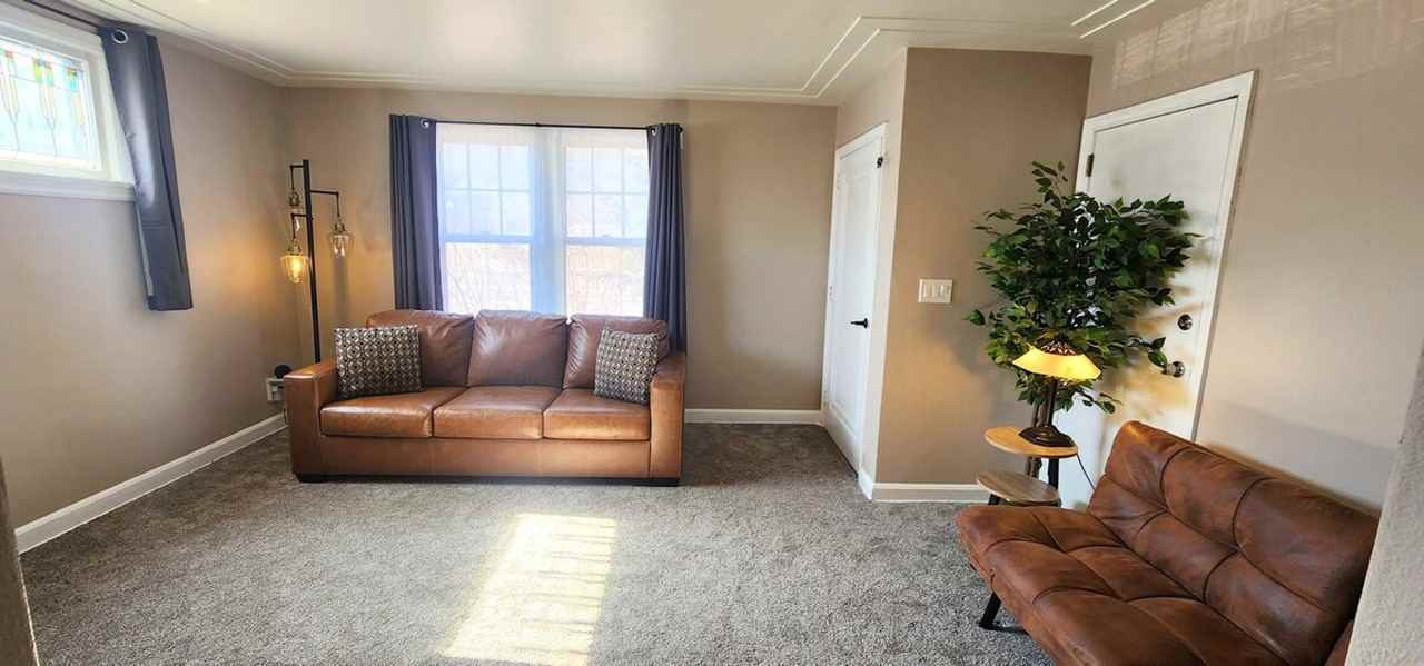 822 E 4th St #1640221P - Photo 3 of 26