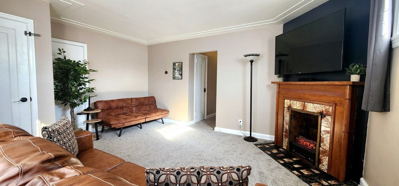 822 E 4th St #1640221P - Photo 4 of 26