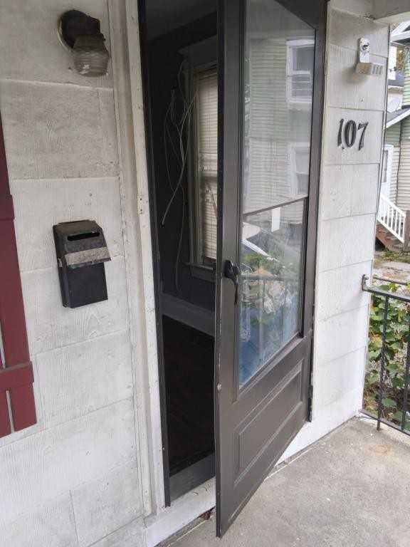 107 Sterling St - Photo 5 of 7