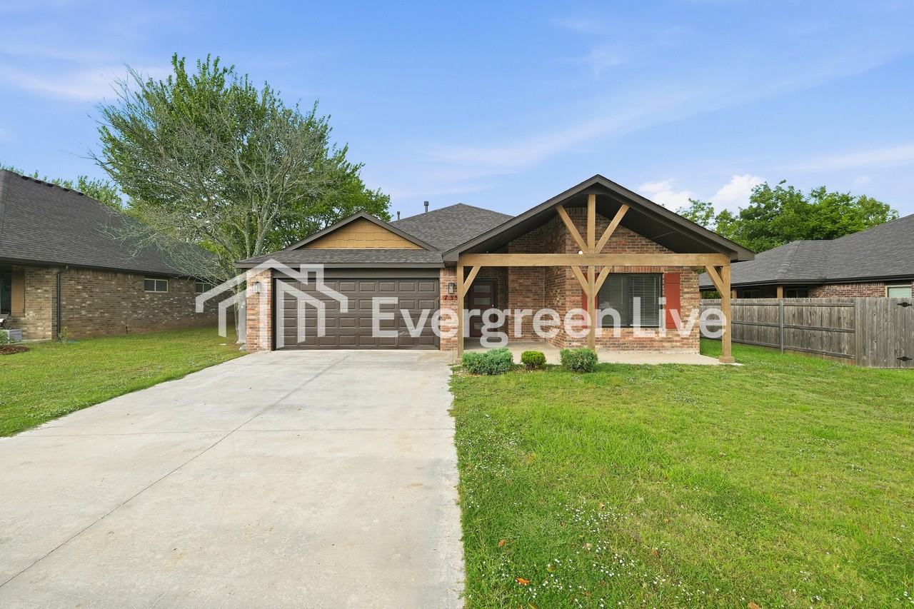 739 E 139th Pl