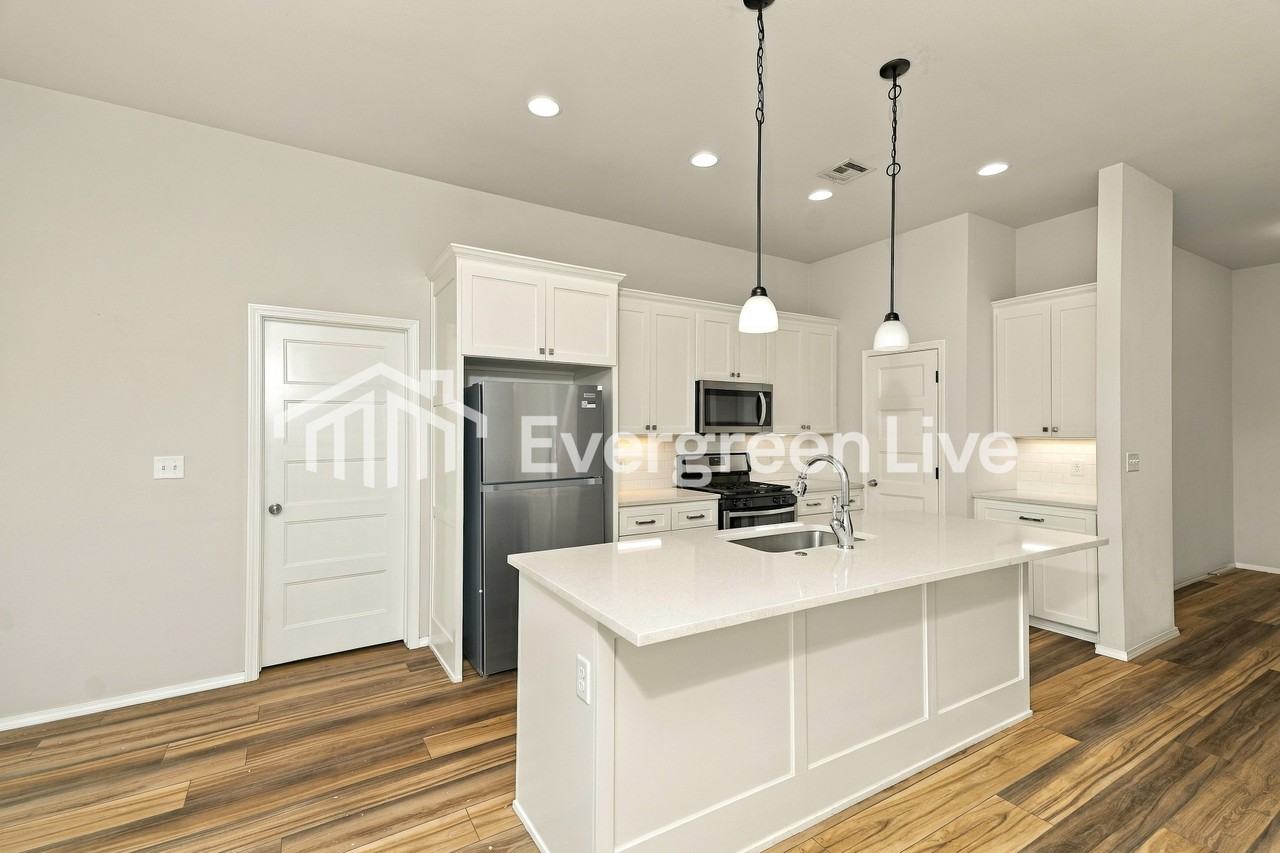 1510 E Boston Ct - Photo 5 of 15