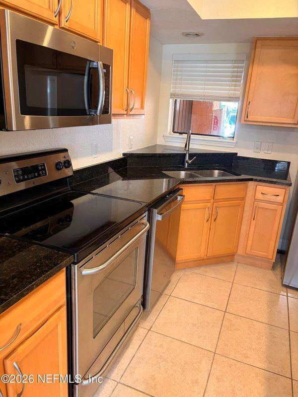 854 Shoreline Cir - Photo 4 of 17
