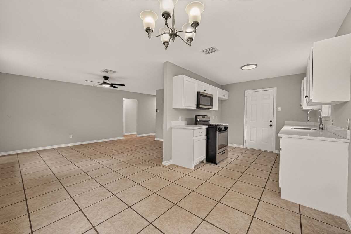 8607 Valley Forest Dr - Photo 3 of 7