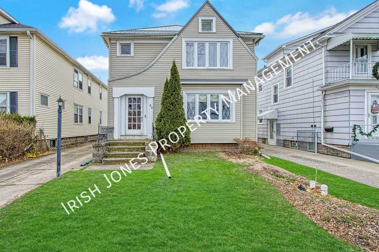 42 Pullman Ave #UPPER