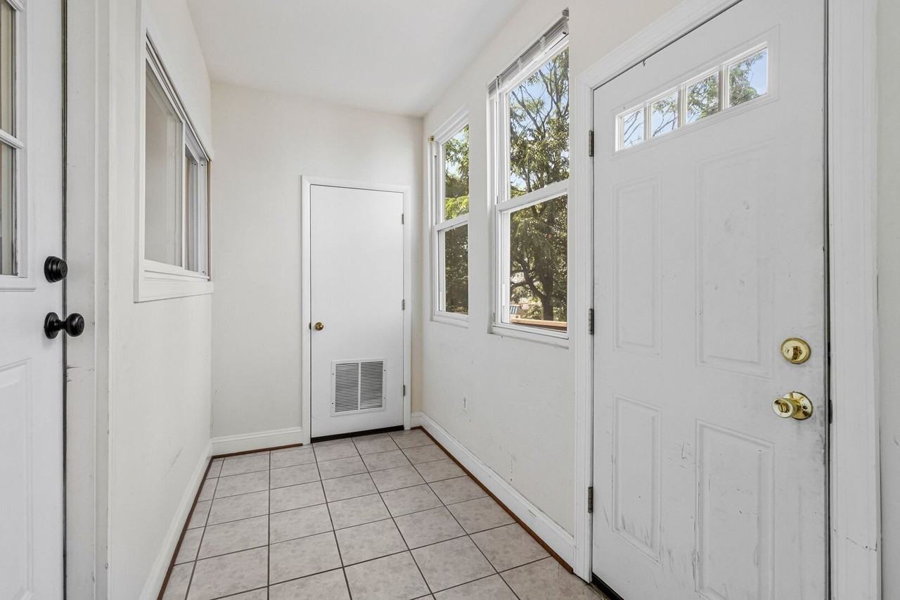 609 Newton Pl Nw #B - Photo 3 of 26
