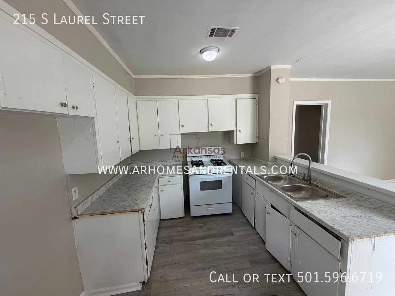215 S Laurel St - Photo 6 of 15