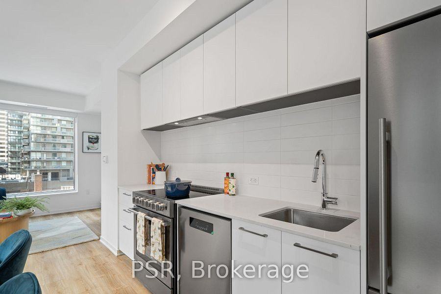 101 Roehampton Ave - Photo 4 of 14