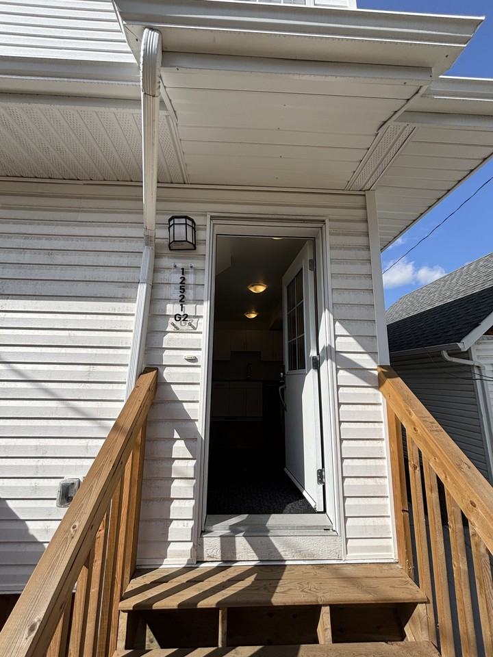 12224 60 St Nw - Photo 2 of 13