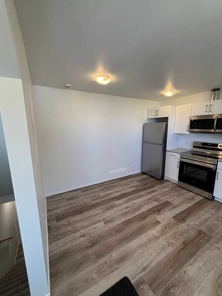 12224 60 St Nw - Photo 4 of 13