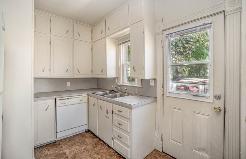 212 W Locust St #B - Photo 4 of 15
