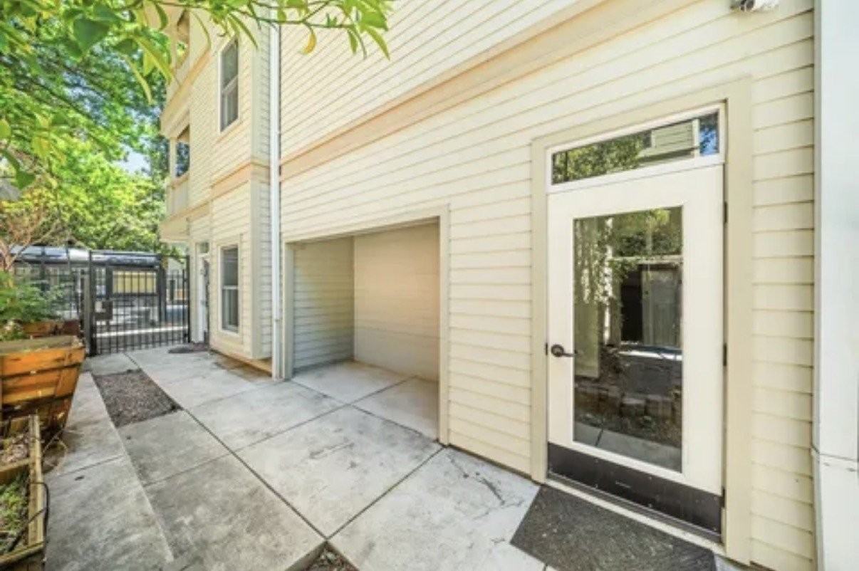 1304 19th St - Photo 2 of 5