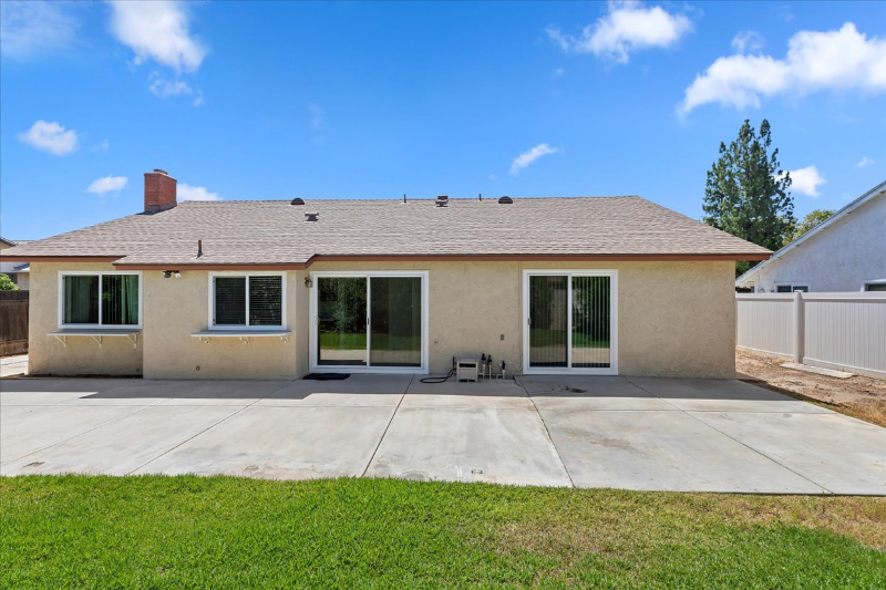 11261 Cochran Ave - Photo 4 of 47