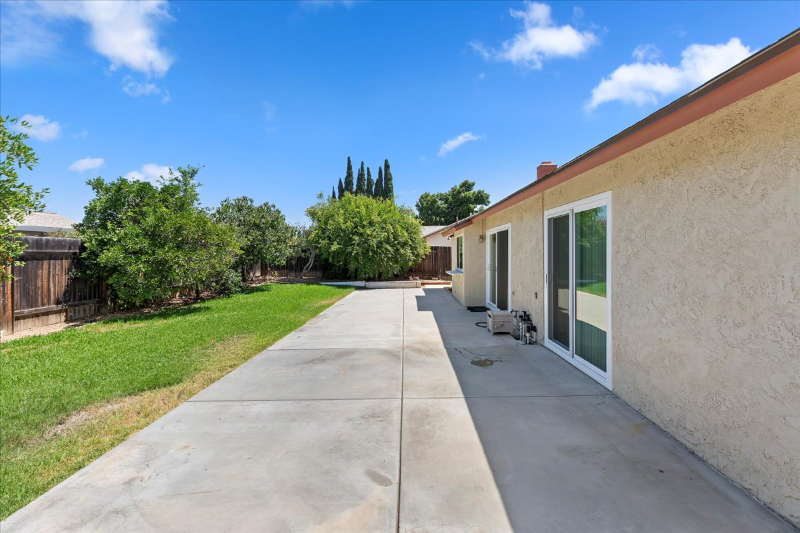 11261 Cochran Ave - Photo 5 of 47