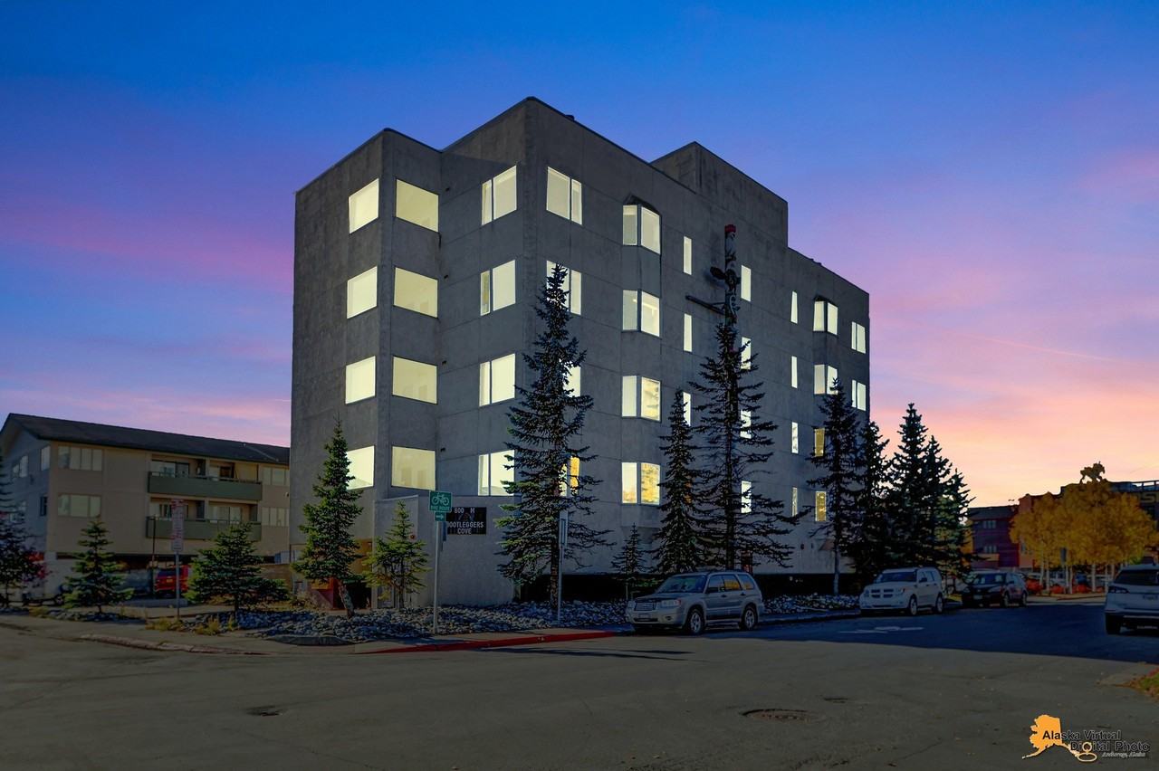 800 M St #4W - Photo 3 of 41
