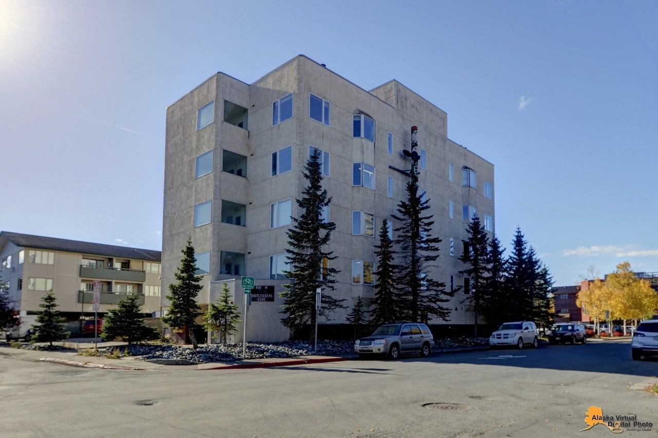 800 M St #4W - Photo 4 of 41
