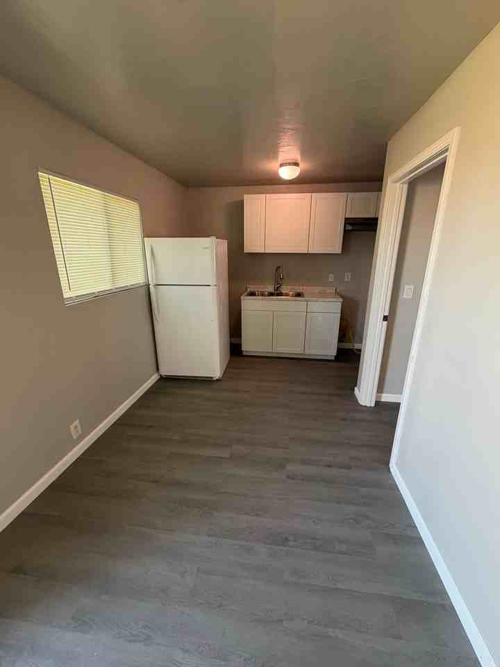 101 E Barbara St #7 - Photo 6 of 8