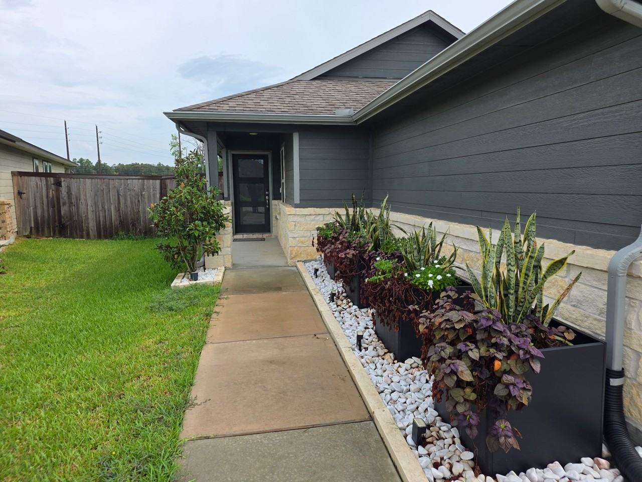 2826 Trinity Cove Dr - Photo 2 of 12