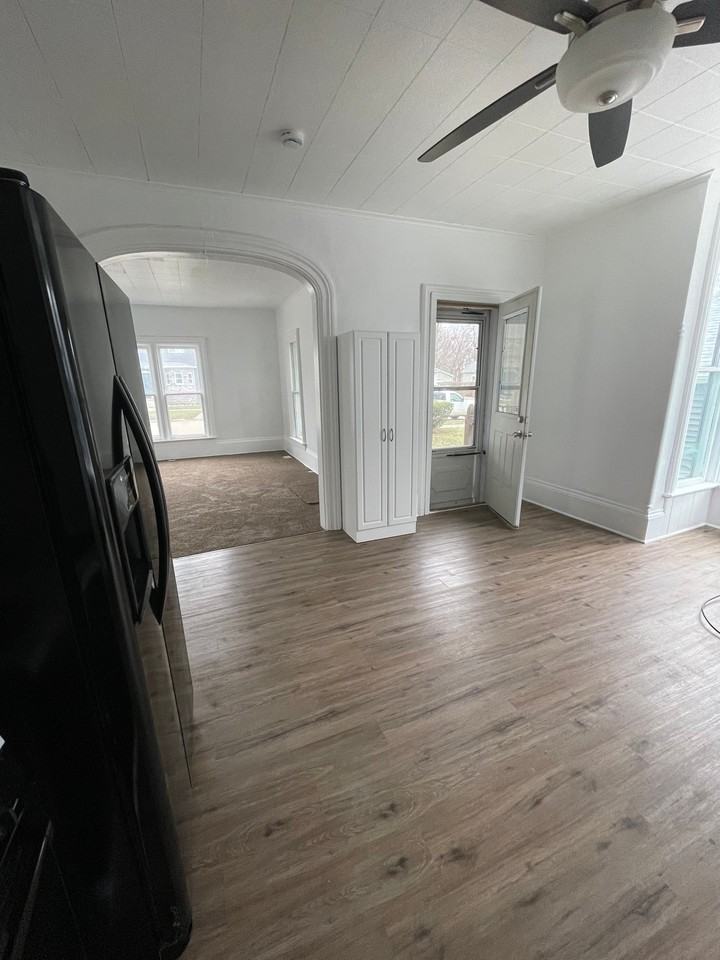 221 N Davison St #2 - Photo 2 of 8