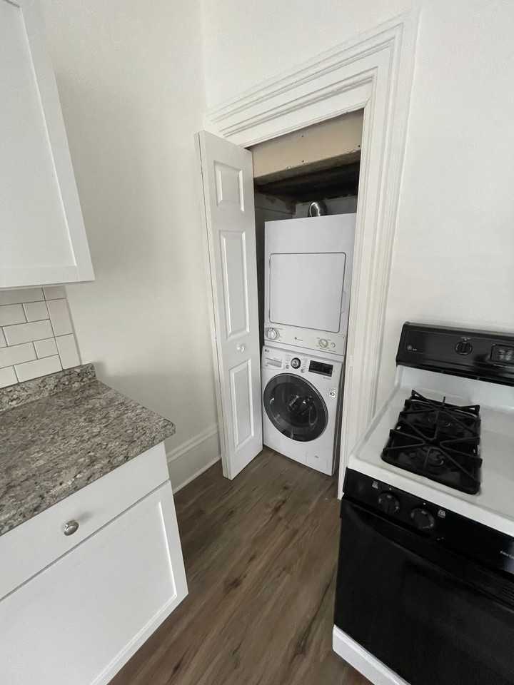 221 N Davison St #2 - Photo 3 of 8