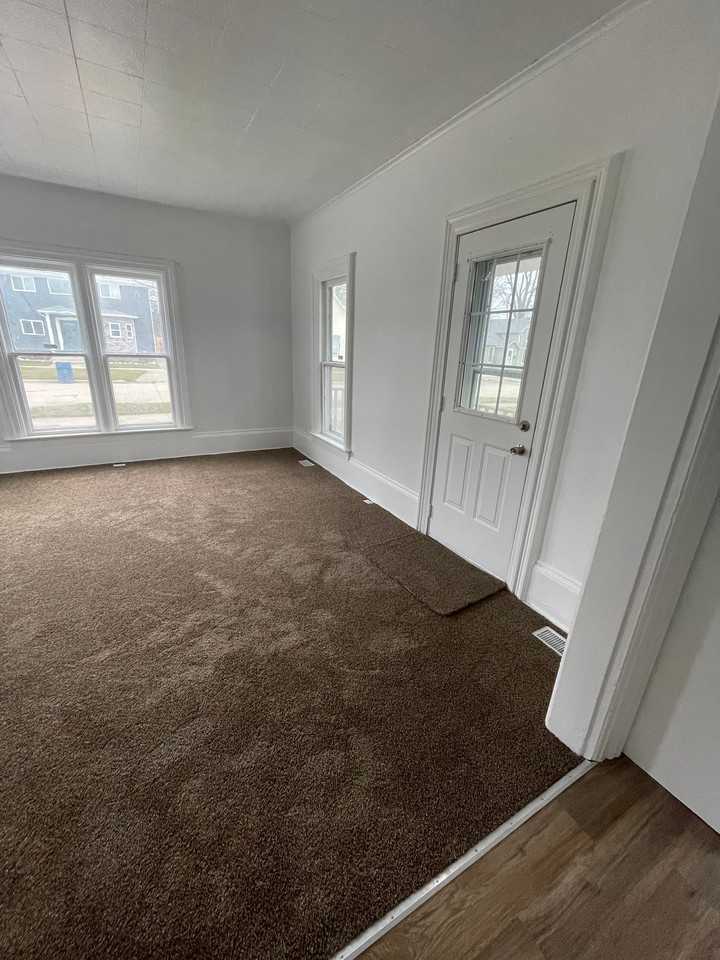 221 N Davison St #2 - Photo 4 of 8