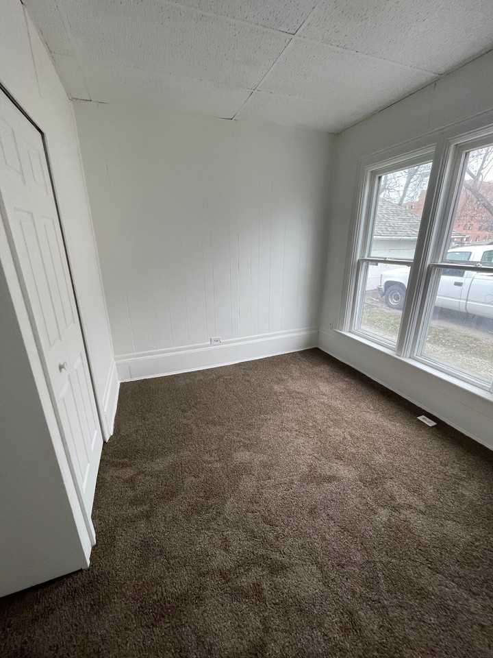 221 N Davison St #2 - Photo 6 of 8