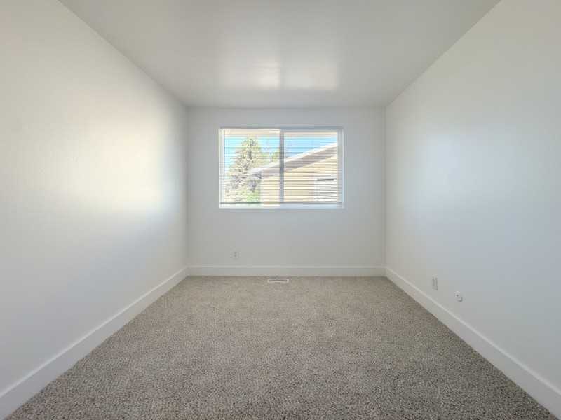 34 Es - Photo 2 of 6