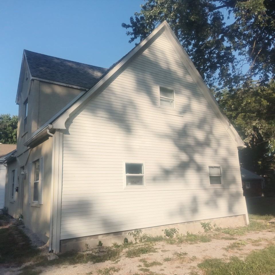 610 E Monroe St - Photo 4 of 19