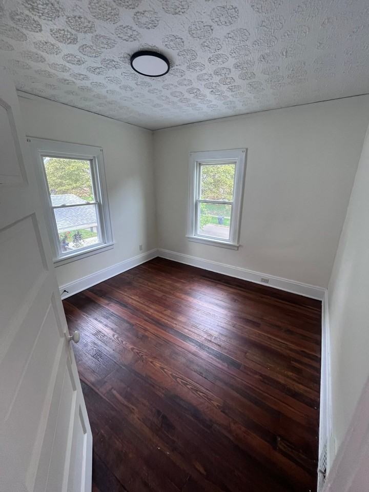1362 Girard St - Photo 7 of 8