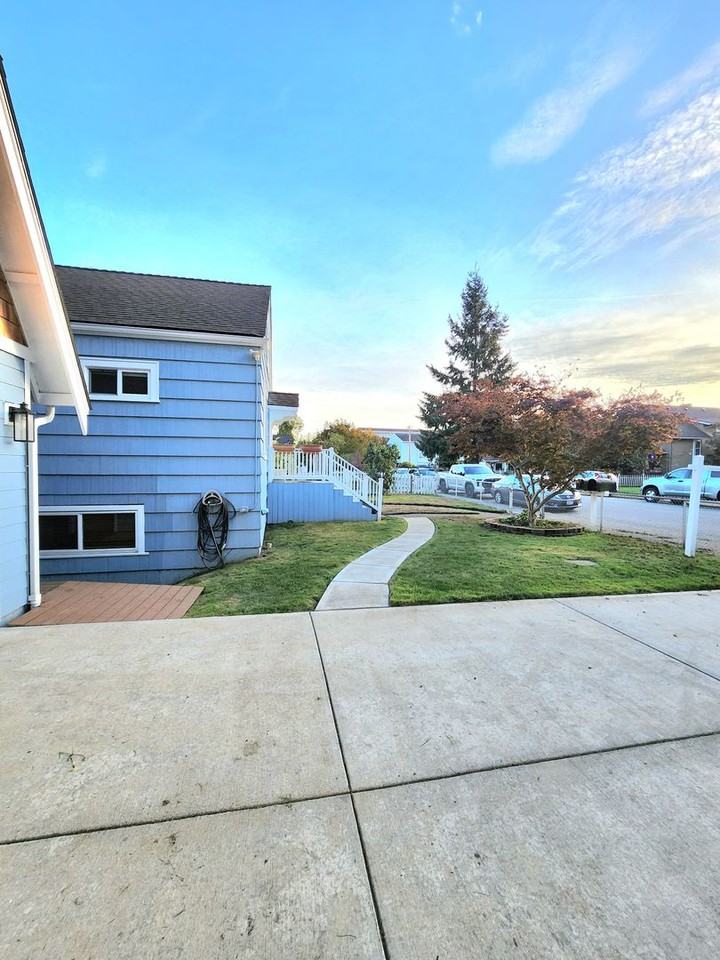 1617 Oakes Ave - Photo 2 of 14