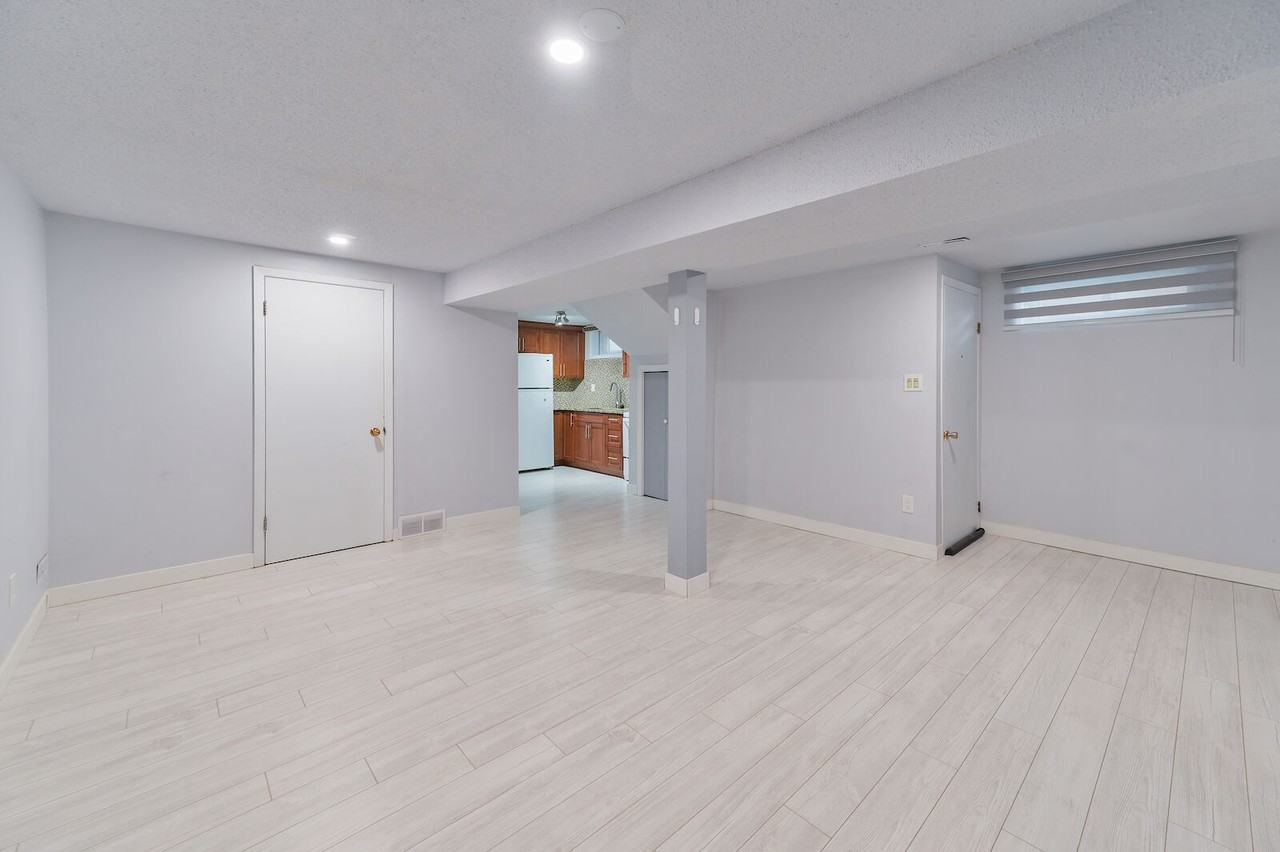 4926 21a St Sw - Photo 3 of 20