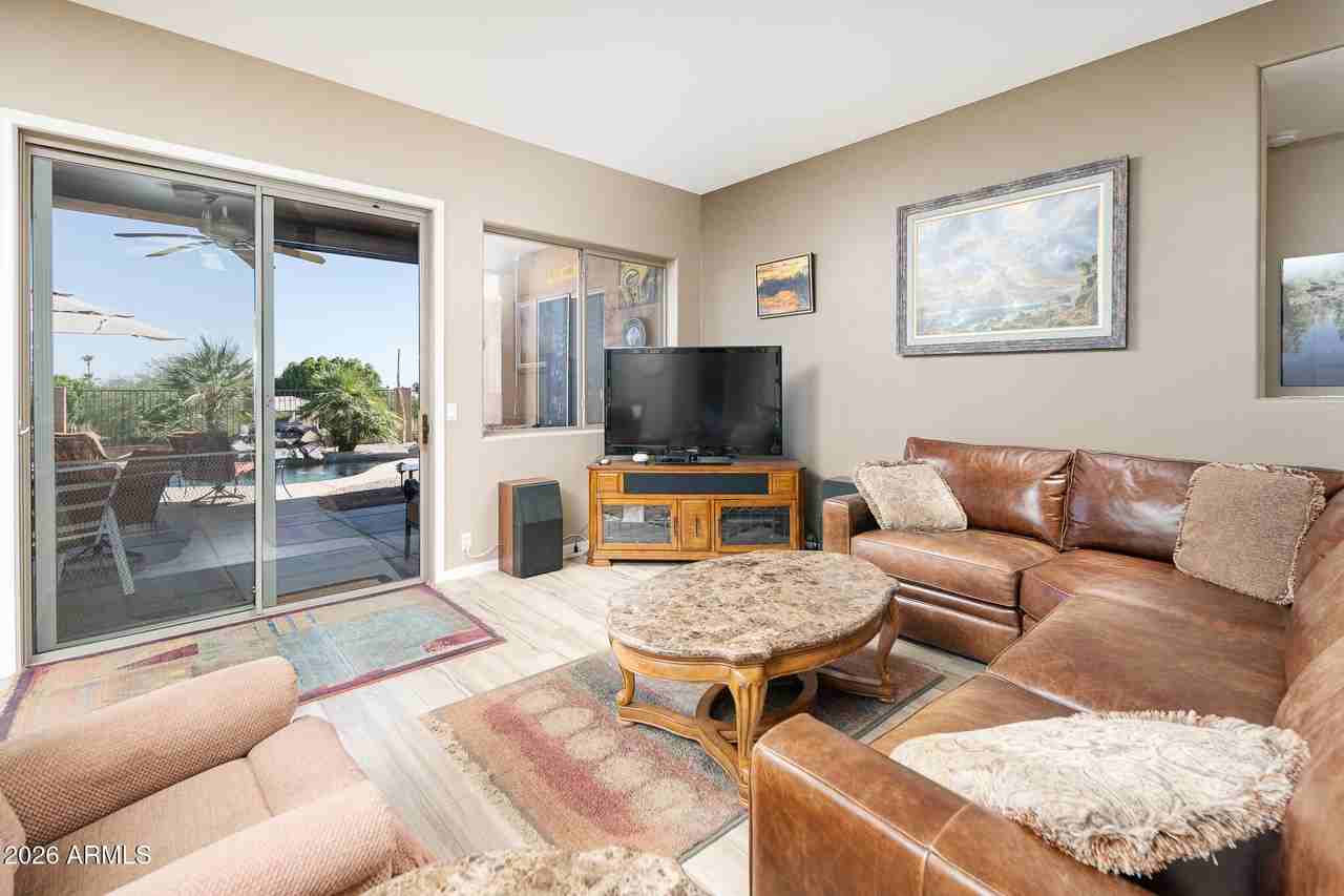 6037 W Robin Ln - Photo 5 of 39