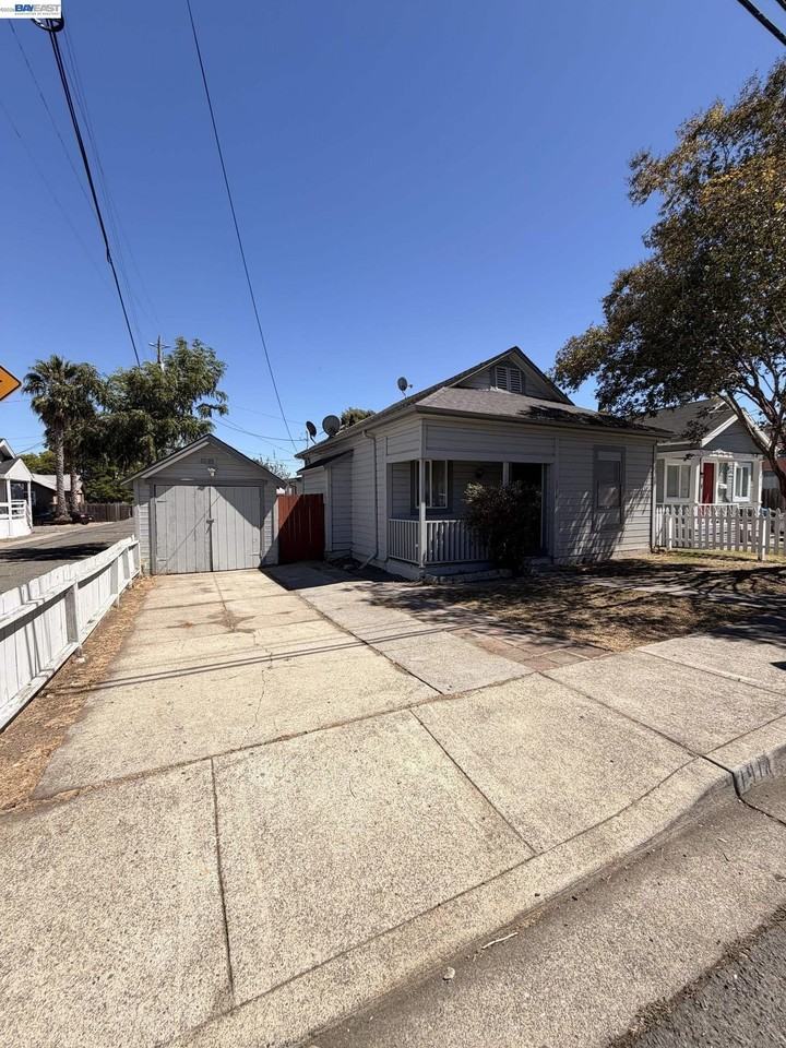 1910 Marin St - Photo 3 of 12