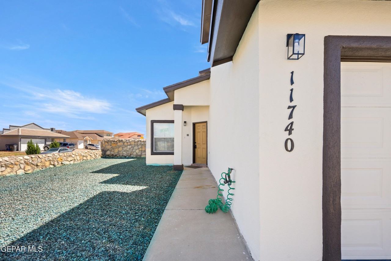 11740 Lapstone Way - Photo 5 of 34