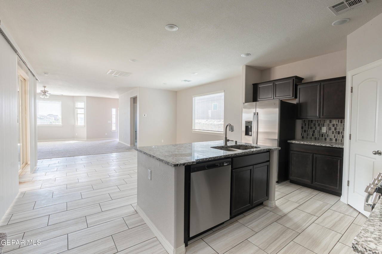 14925 Pebble Hills Blvd - Photo 5 of 21
