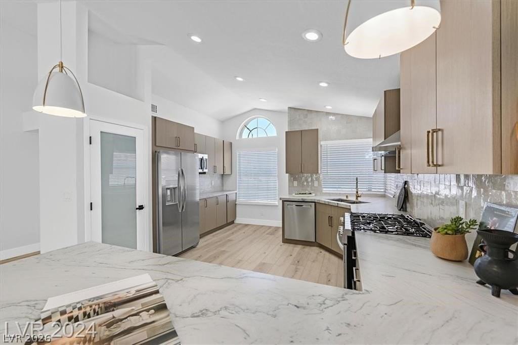 8 Barton Spring Cir - Photo 6 of 32