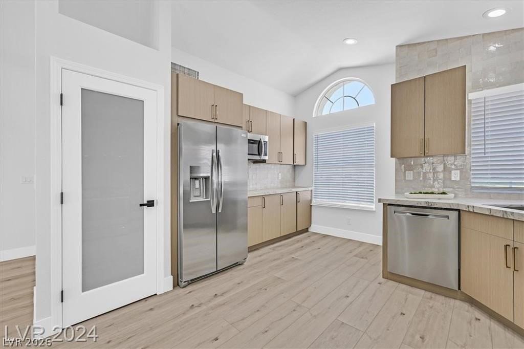8 Barton Spring Cir - Photo 7 of 32