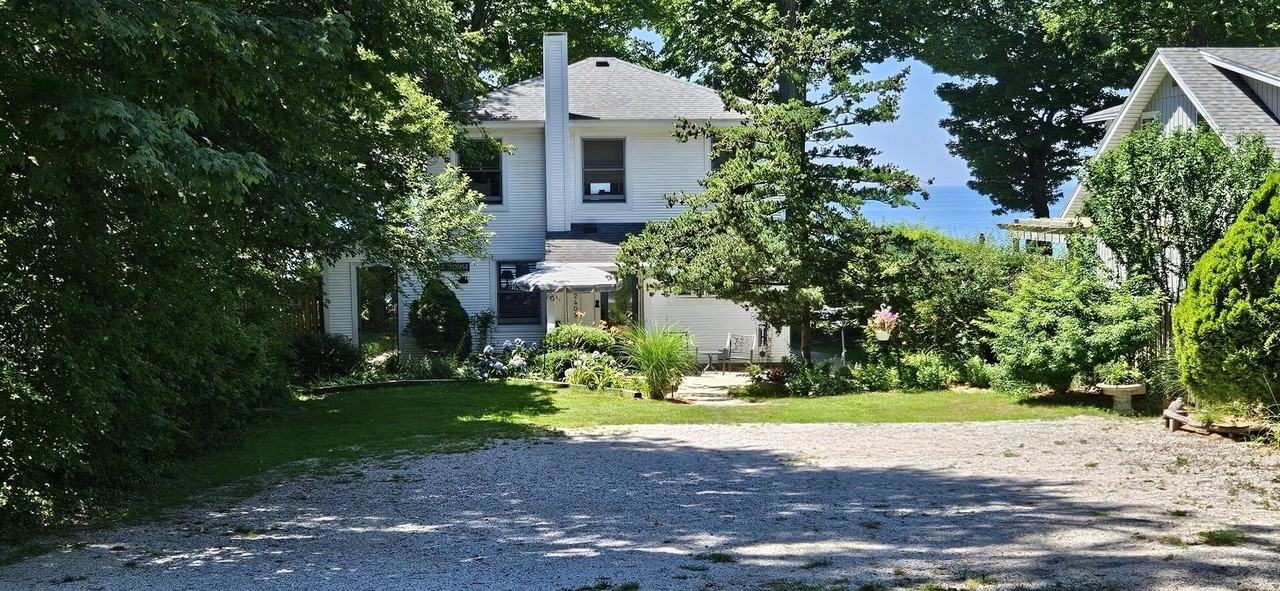 2405 Lakefront Dr - Photo 3 of 32