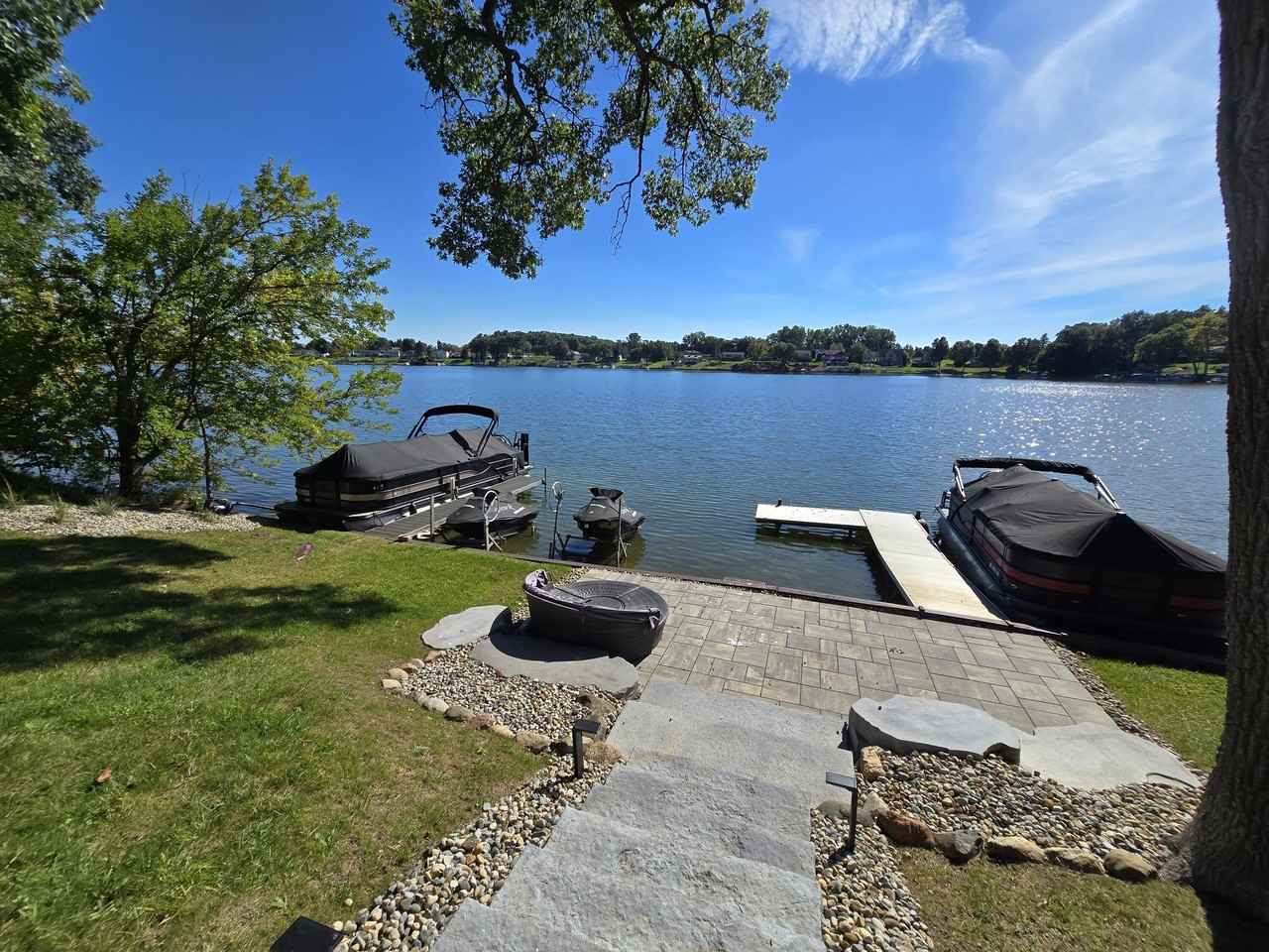 13915 Grandpoint Dr - Photo 2 of 48