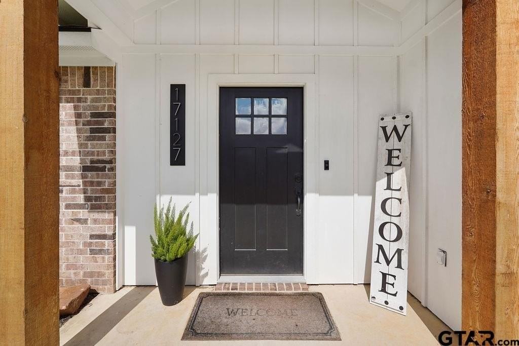17127 Meadowview Ln - Photo 2 of 33