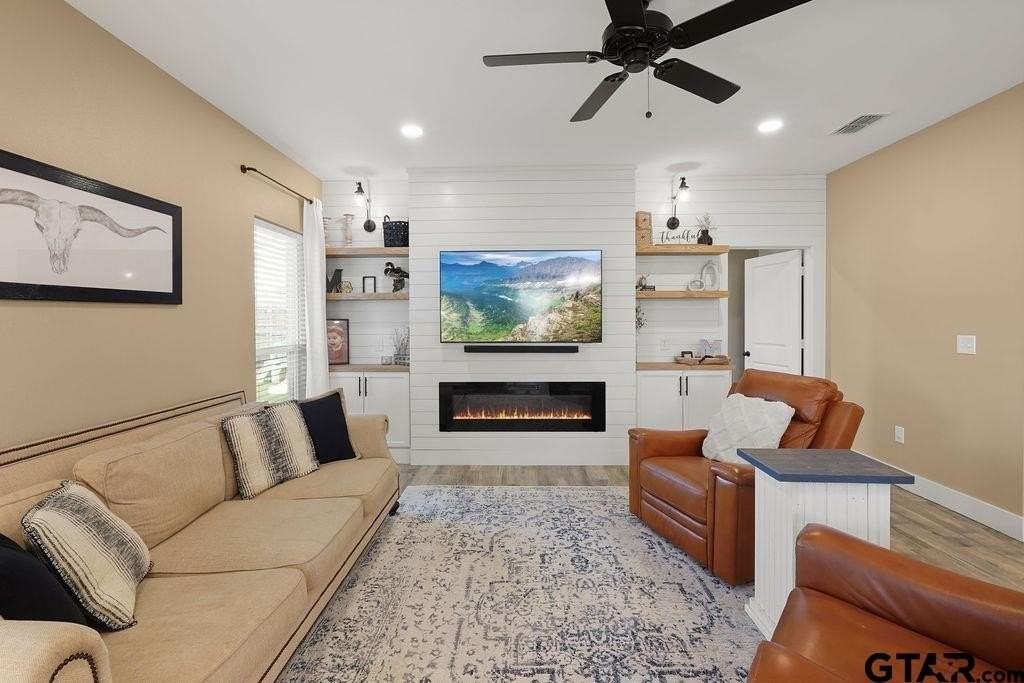 17127 Meadowview Ln - Photo 3 of 33