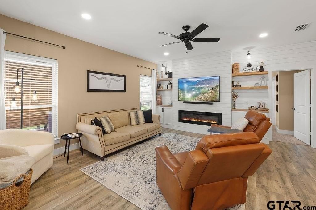 17127 Meadowview Ln - Photo 4 of 33