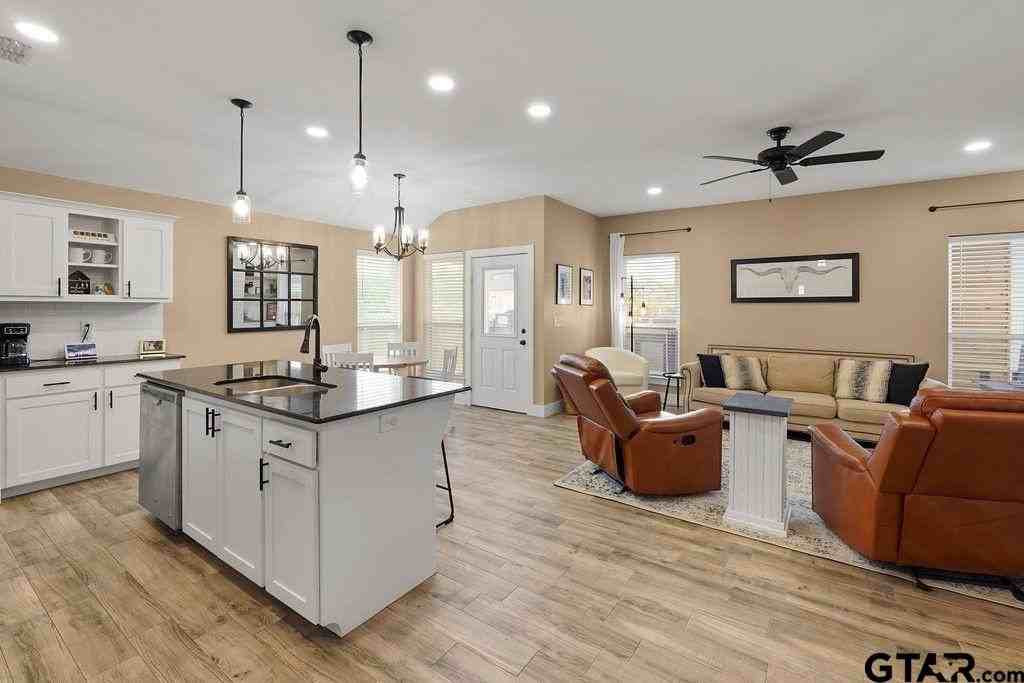 17127 Meadowview Ln - Photo 7 of 33