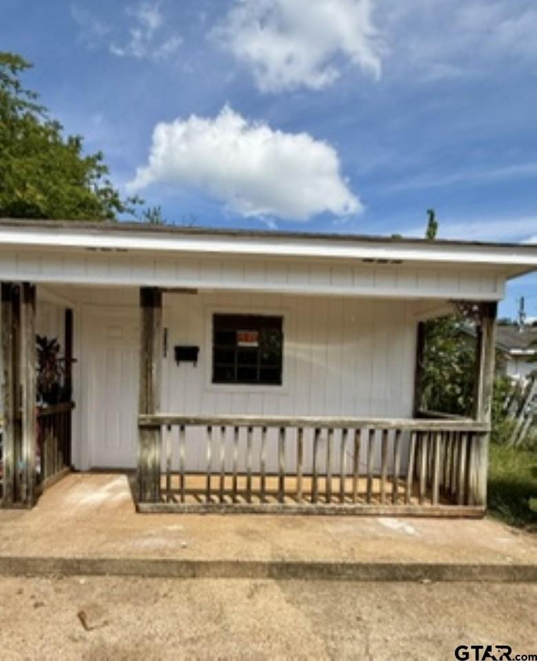 804 Travis St - Photo 2 of 10