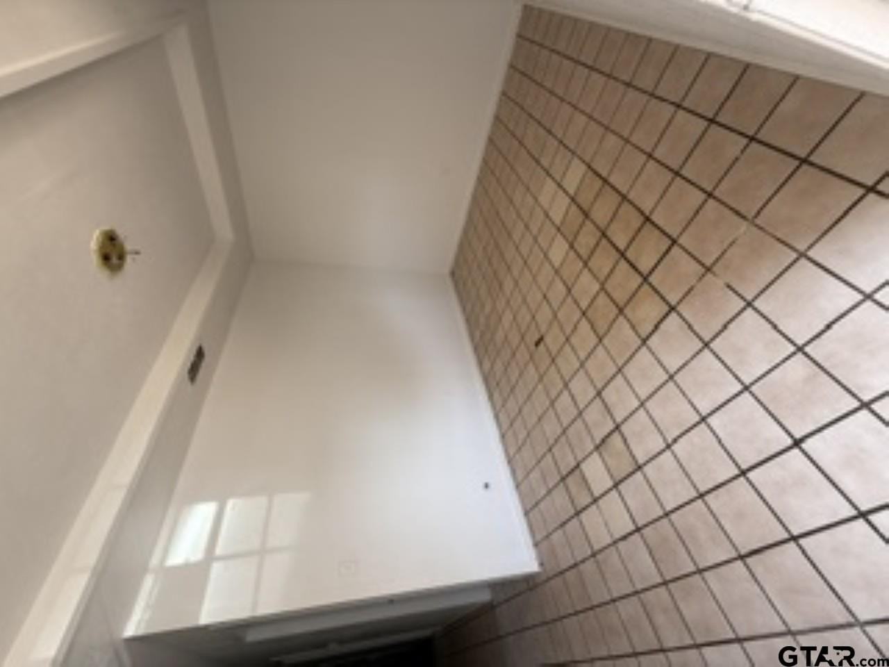804 Travis St - Photo 3 of 10