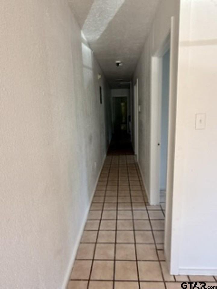 804 Travis St - Photo 4 of 10