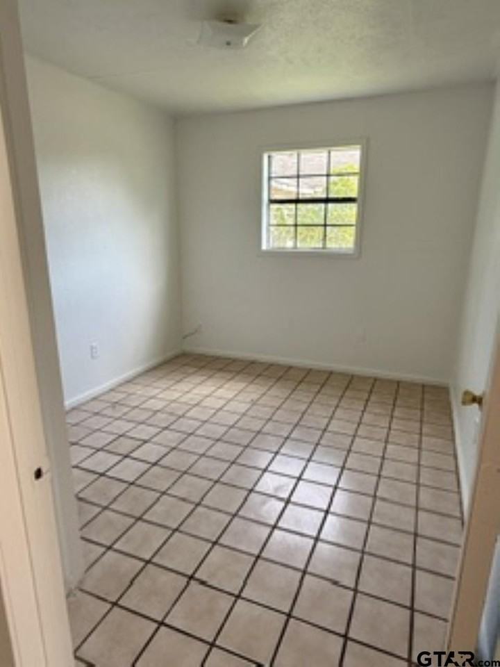 804 Travis St - Photo 5 of 10