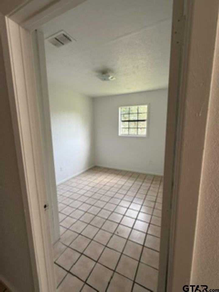 804 Travis St - Photo 6 of 10