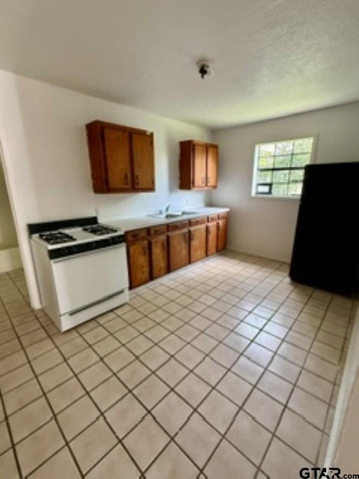 804 Travis St - Photo 7 of 10