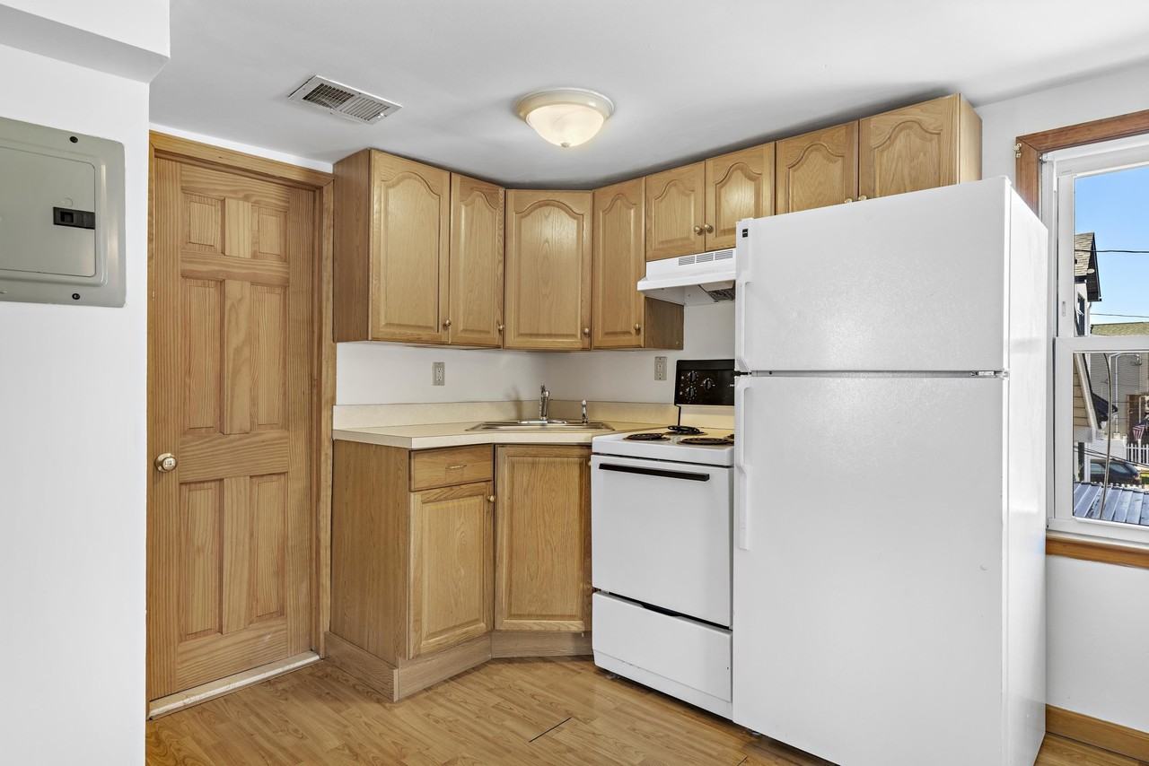 810 2nd St #2 - Photo 3 of 16