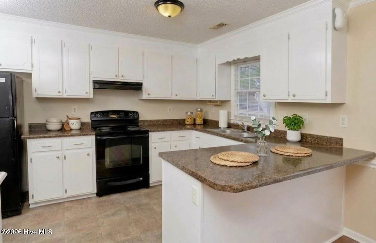1111 Grovemont Dr #F4 - Photo 4 of 33